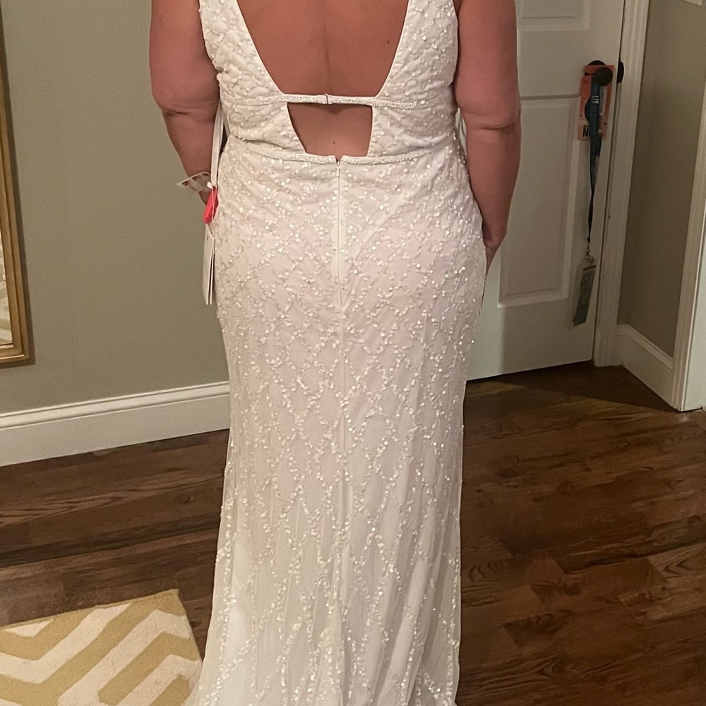 Mac Duggal White Plunge Neck Sleeveless Gown - Picture 4 of 7